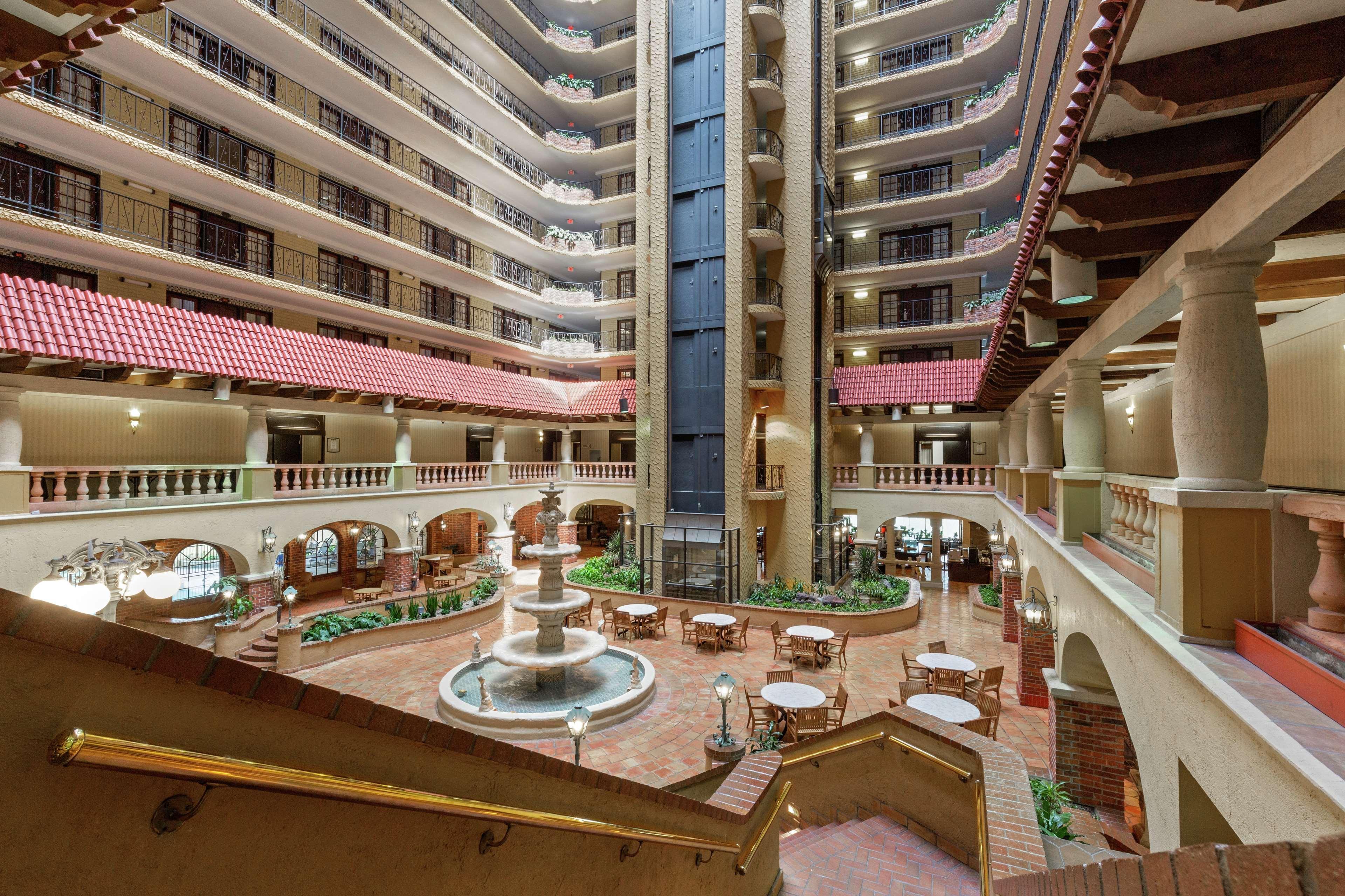 Embassy Suites By Hilton Kansas City Plaza Esterno foto