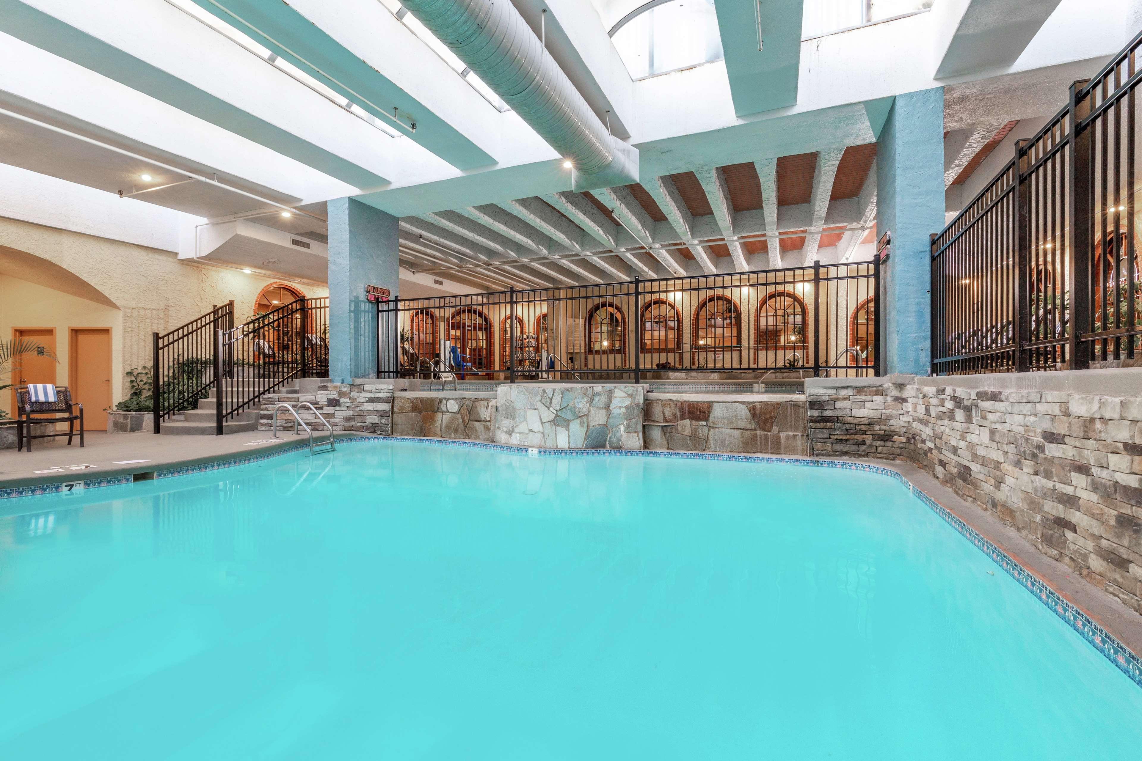 Embassy Suites By Hilton Kansas City Plaza Esterno foto