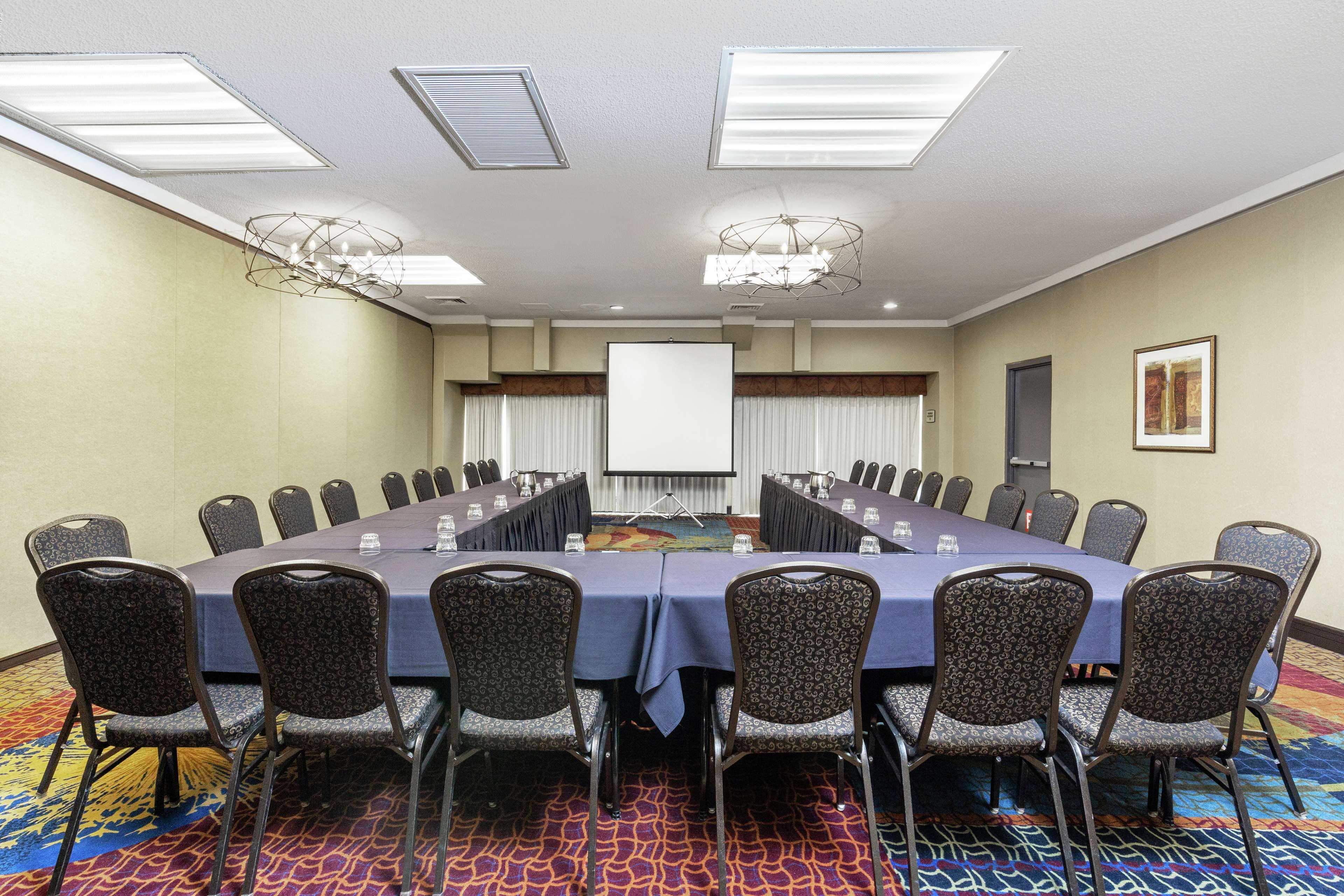 Embassy Suites By Hilton Kansas City Plaza Esterno foto