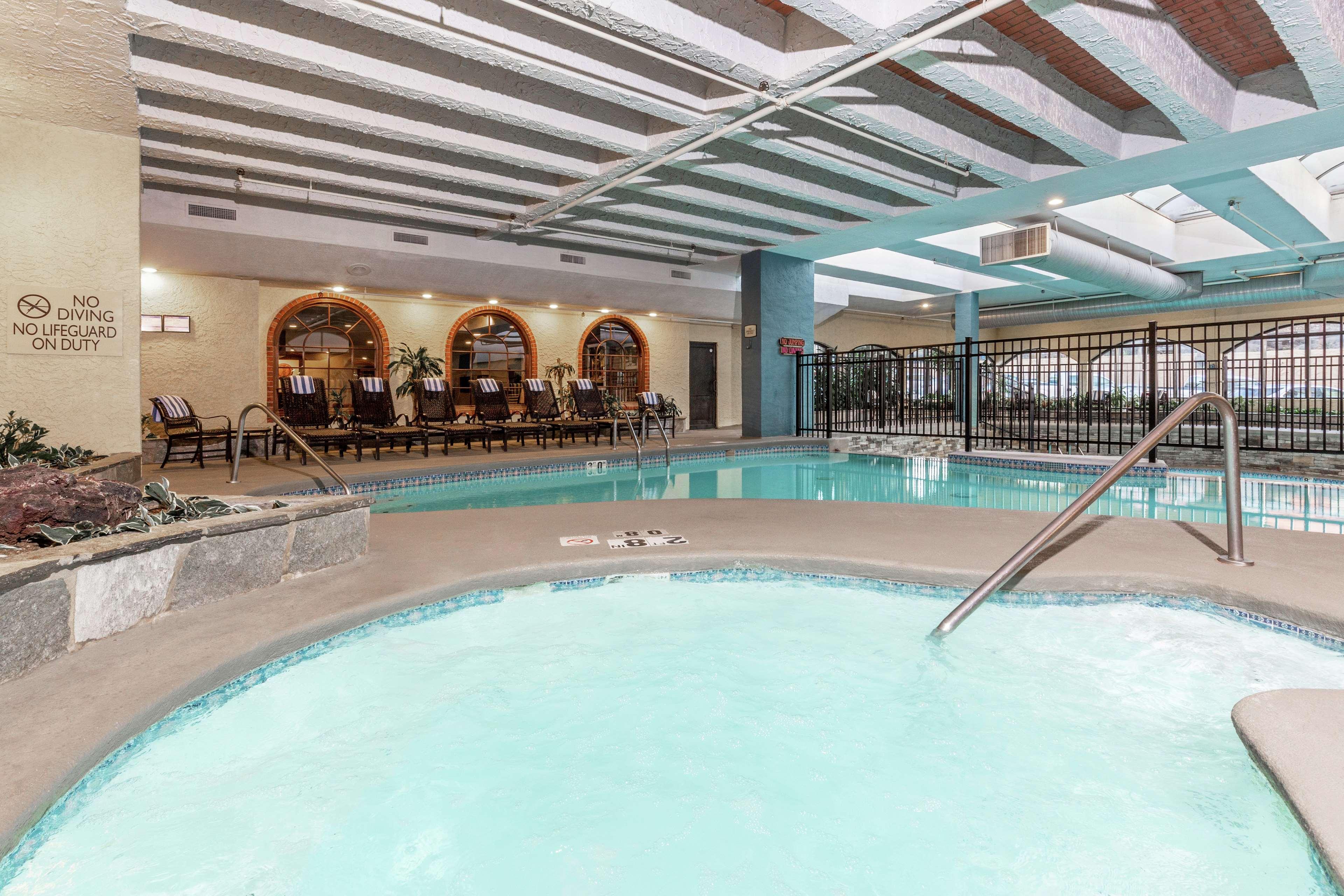 Embassy Suites By Hilton Kansas City Plaza Esterno foto