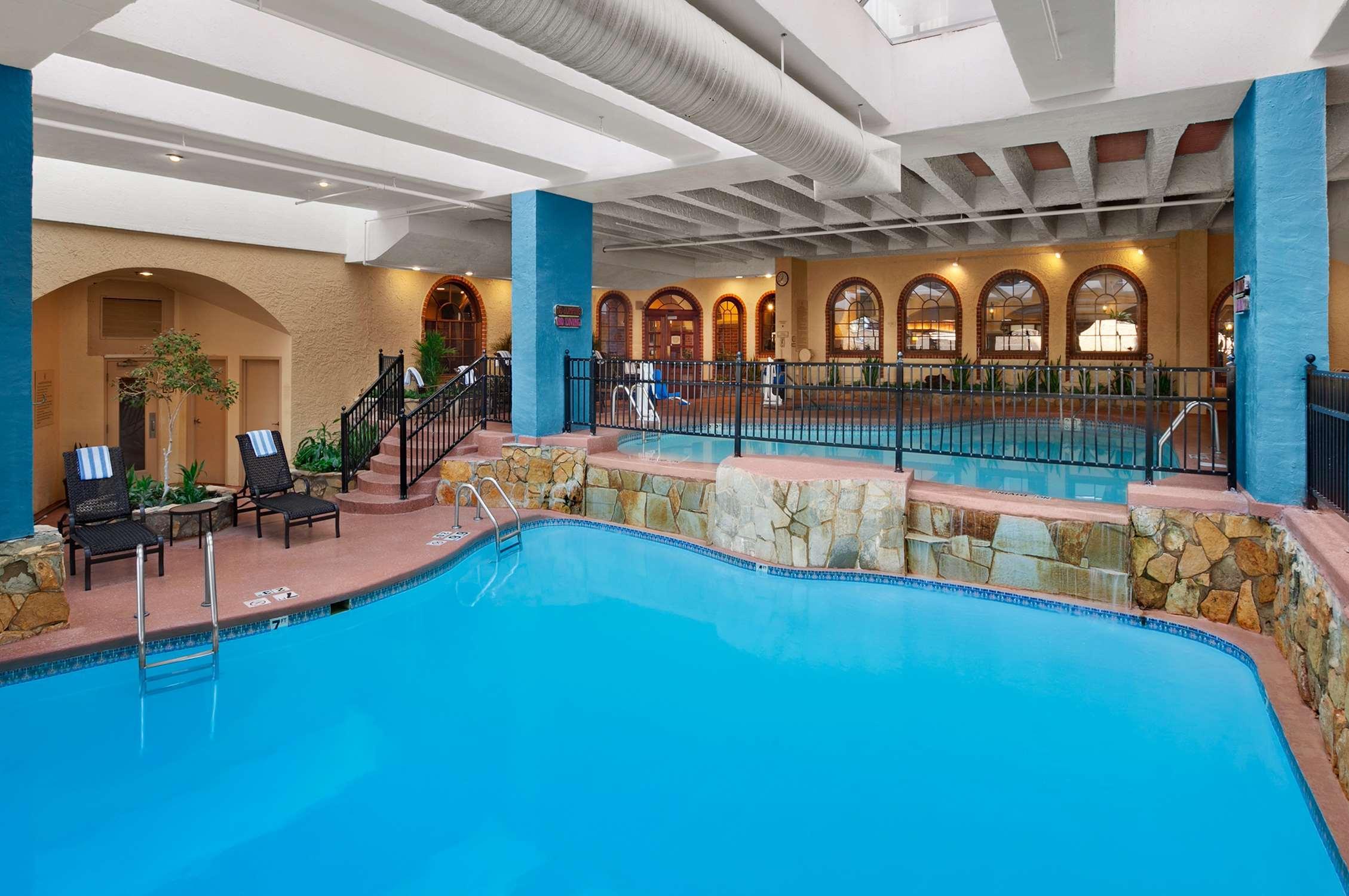 Embassy Suites By Hilton Kansas City Plaza Esterno foto