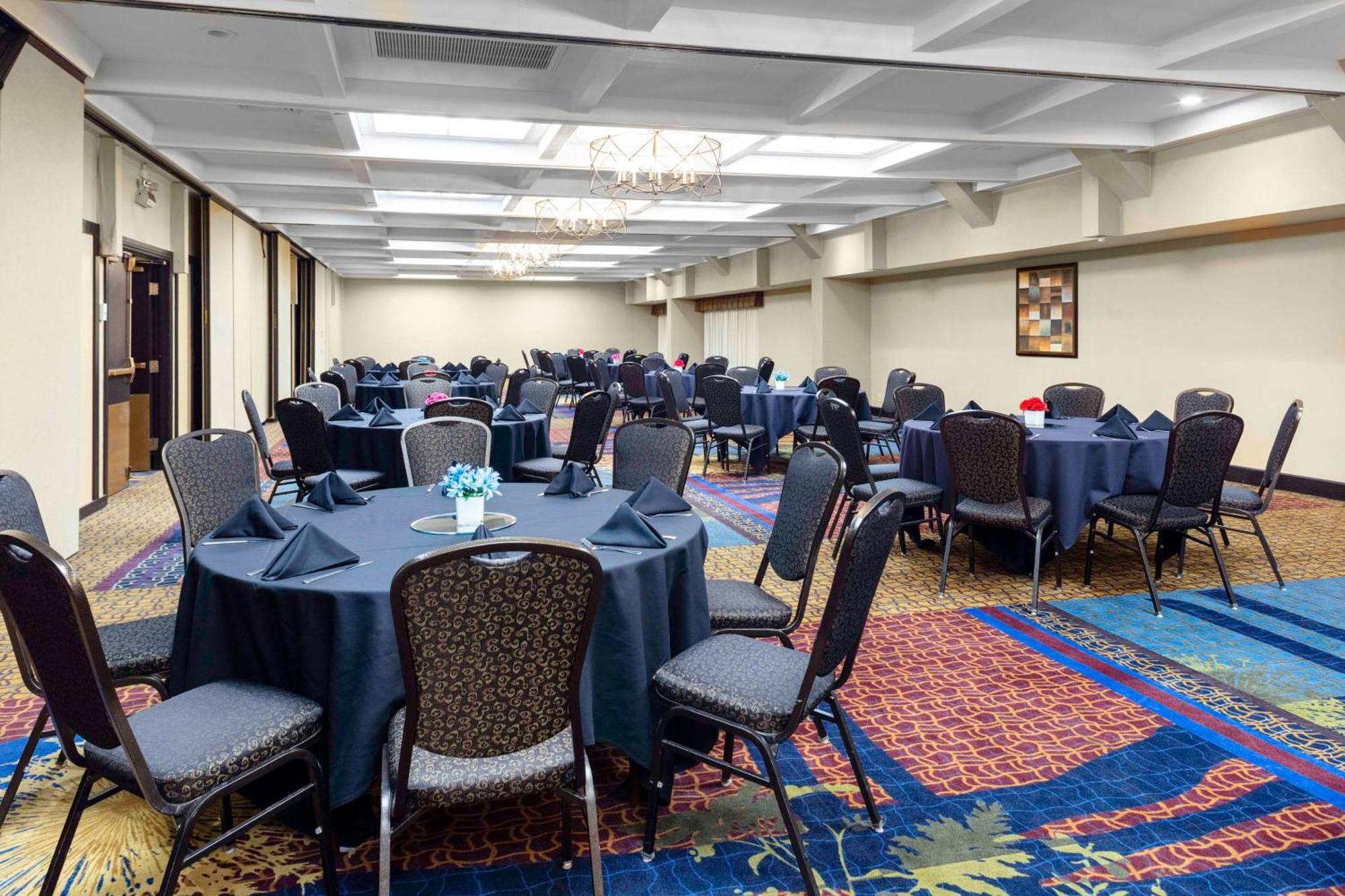 Embassy Suites By Hilton Kansas City Plaza Esterno foto