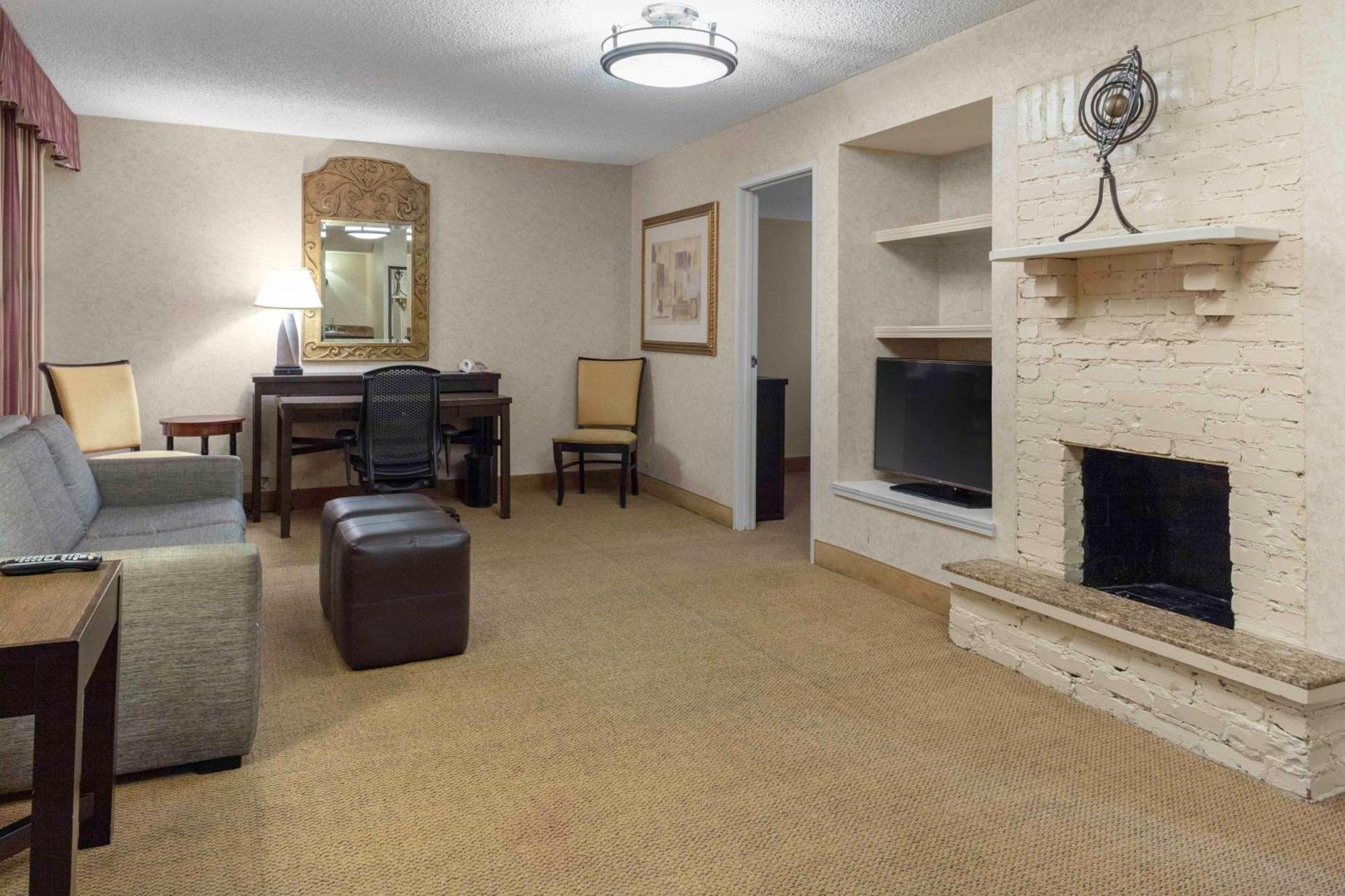 Embassy Suites By Hilton Kansas City Plaza Esterno foto