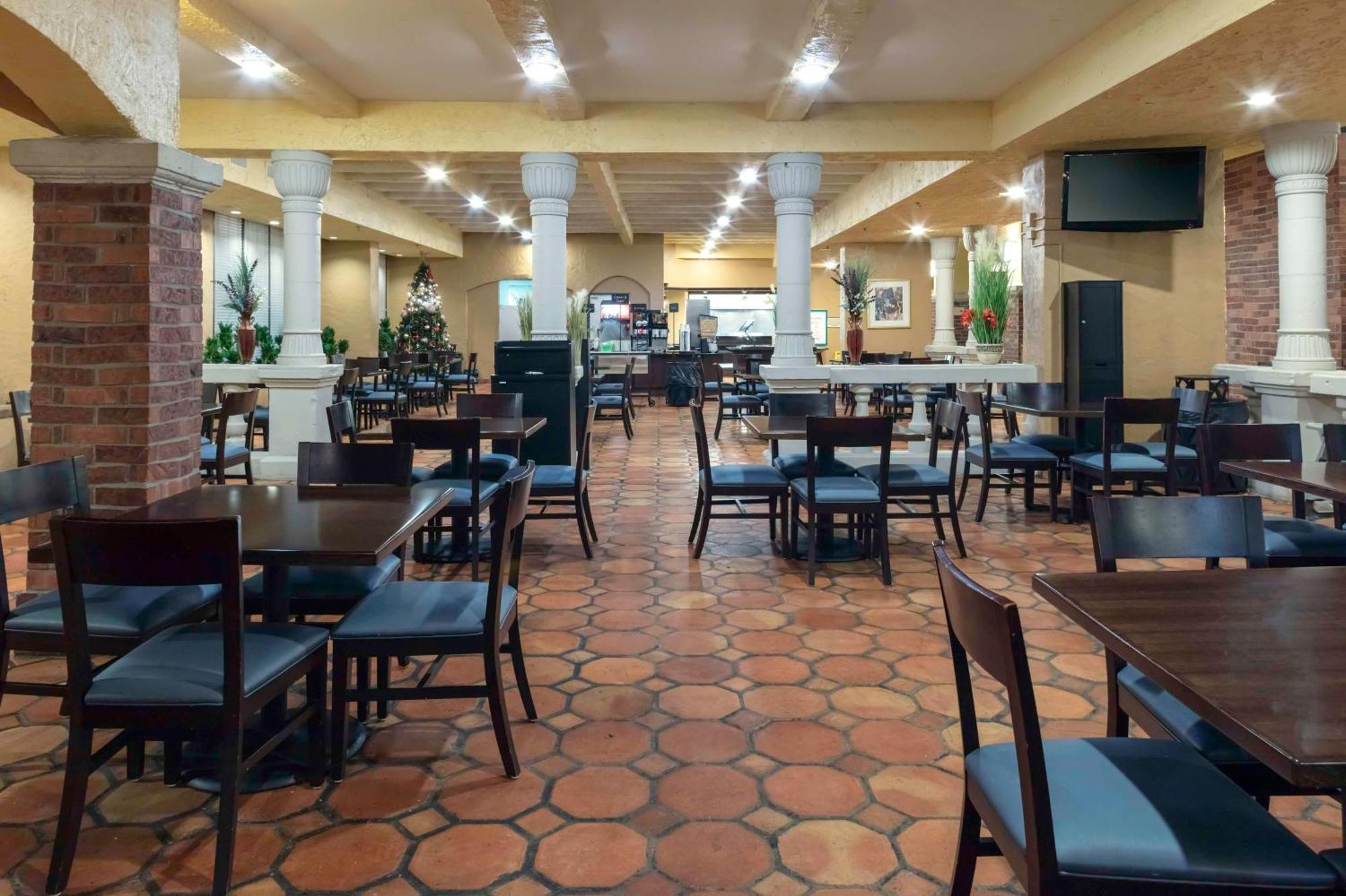 Embassy Suites By Hilton Kansas City Plaza Esterno foto